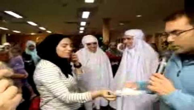 Две девушки принимают Ислам